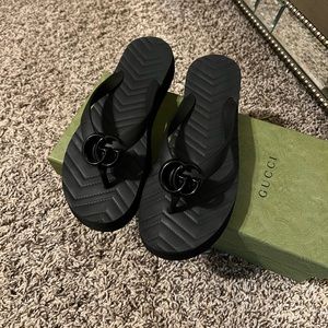 Womens Black Gucci thong sandals